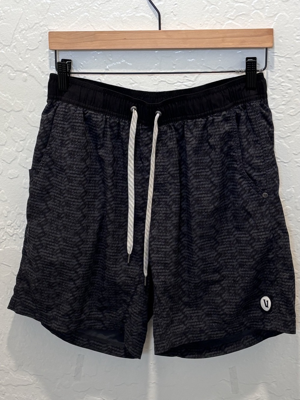 Vuori Banks Short Athletic Shorts Black & Gray Size Large